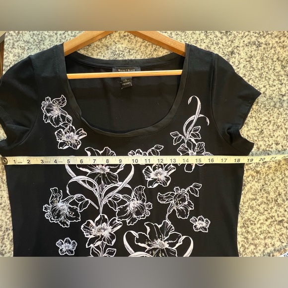 White House Black Market Black And White Floral Tee With Short Cap Sleeves Large - Picture 5 of 7